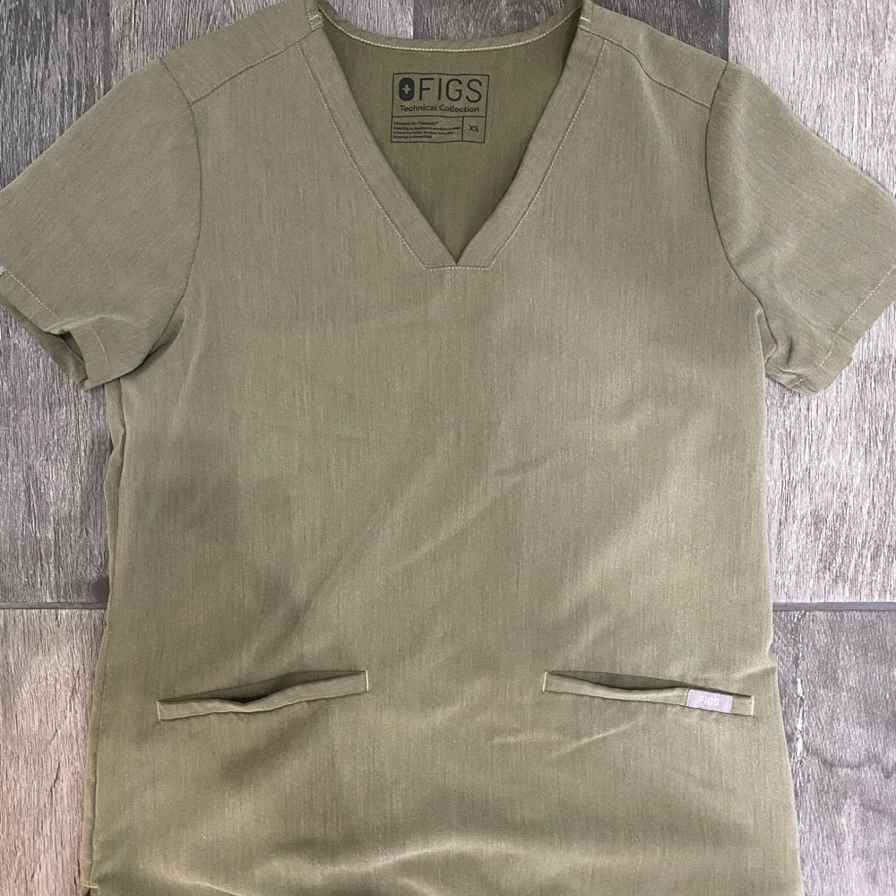 Figs three pocket scrub top